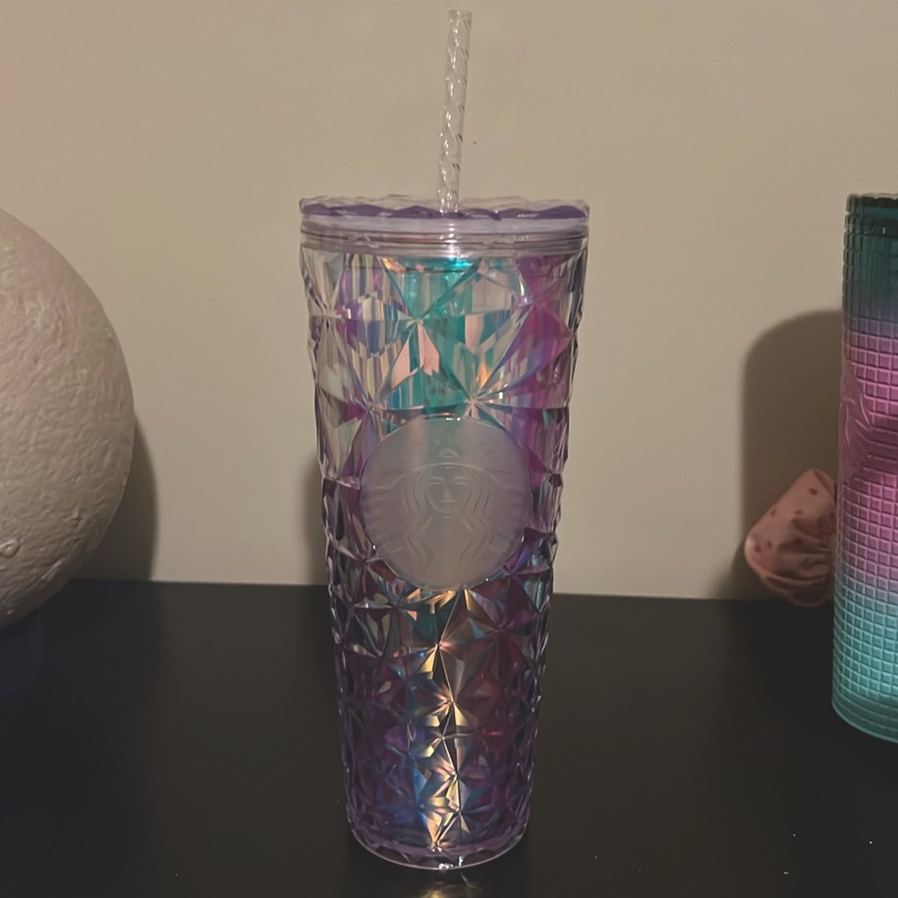 Starbucks Christmas Holiday 2023
White Clear Diamond Prism Crustal
Venti Tumbler